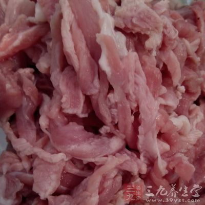 裡脊切3-5cm寬的肉片，用刀背在每片肉上剁幾下