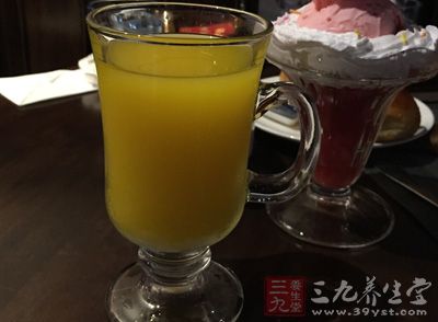 飲料極度酸性，且很快侵蝕牙齒