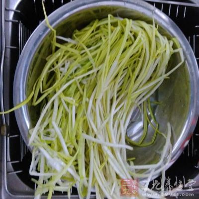 韭黃洗淨瀝干切成約5厘米長的段