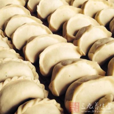 開始包餃子