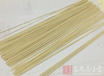 取要吃的面條份量,放進鍋裡煮熟 取要吃的面條份量,放進鍋裡煮熟