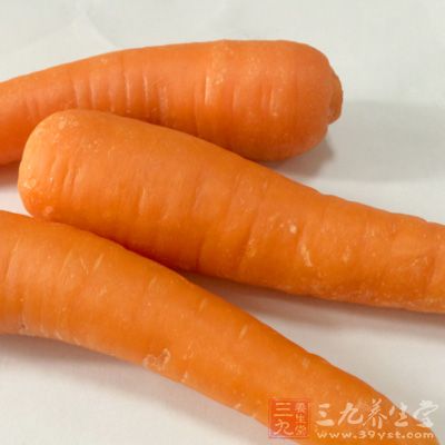 胡蘿卜去皮，切滾刀塊