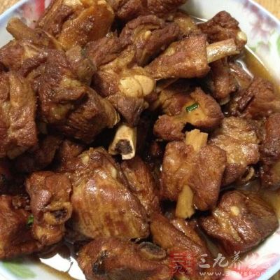 翻炒均勻之後，撒上蒜花即可出鍋食用了
