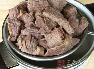 牛肉切成小塊，放在水裡灼一下，灼好後漂去浮抹