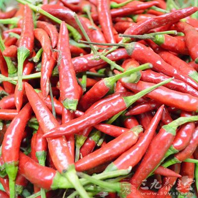 鵝肝350克，紅辣椒粒5克，洋蔥粒5克。調料：特制醬料4克，孜然粒1克，鹽1克等