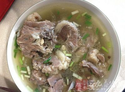 清炖羊肉是西北和華北各民族喜愛的特色小吃