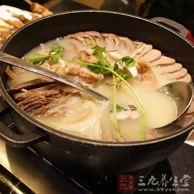 鍋內注水，下切好的羊骨頭煮半小時