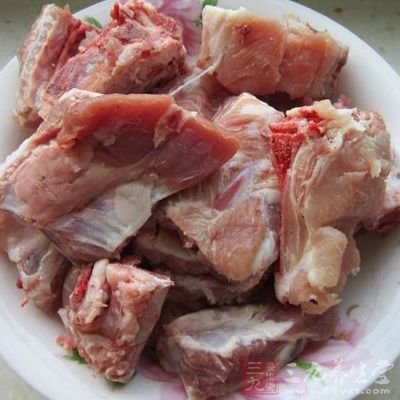 羊肉切塊清洗干淨，浸泡一小時去血水，反復沖洗備用