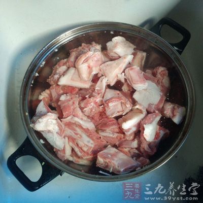 把羊肉浸泡在涼水中兩小時，中間隔一小時換次水