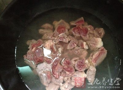 將羊肉泡出血水，然後焯水