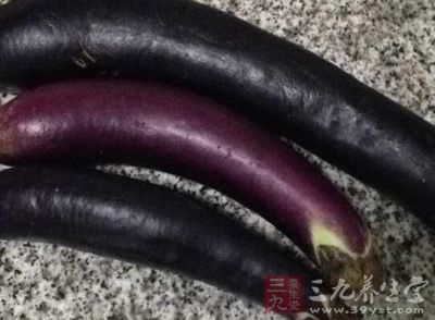 材料:茄子,蒜瓣,白糖,鹽,清水,醬油,菜籽油 材料:茄子,蒜瓣,白糖,鹽,清水,醬油,菜籽油