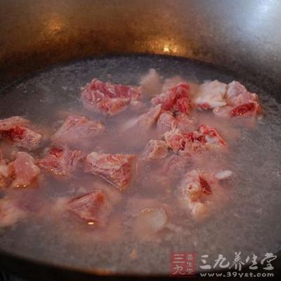 首先將排骨洗淨，用溫水焯一下