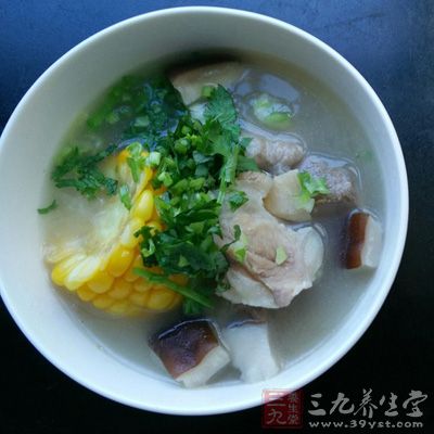 清炖排骨含有大量磷酸鈣、骨膠原、骨粘蛋白等，可為幼兒和老人提供鈣質