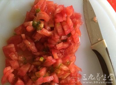 將准備好的番茄切小塊