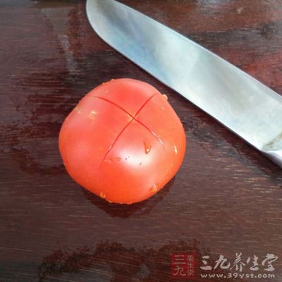 番茄洗淨，劃上十字刀
