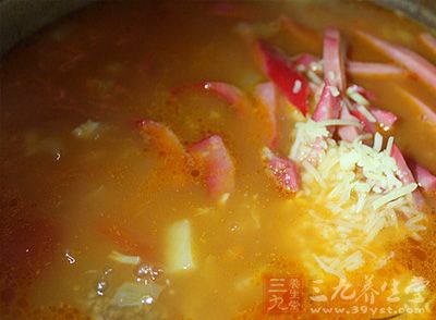 牛肉軟爛後倒入紅腸絲和奶酪碎，攪拌煮開後加鹽調味