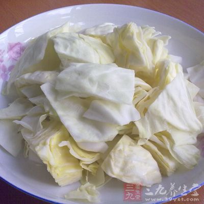 圓白菜洗淨去皮，切塊