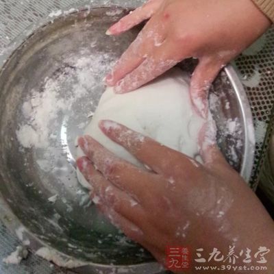 自發粉用溫水和成光滑的面團