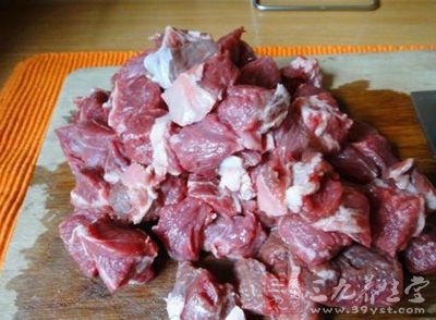 將新鮮的牛肉切小塊