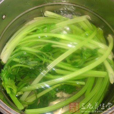 芹菜擇洗干淨備用