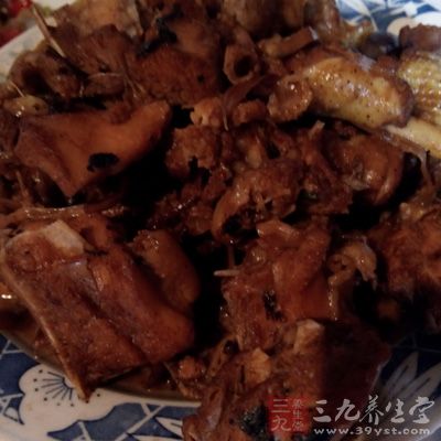 加入泡好的茶樹菇，再炖至湯汁快收淨即可出鍋