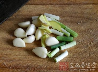 蔥切段、姜切片、青蒜斜切段