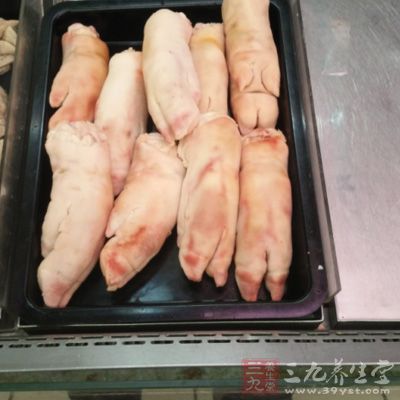 將豬蹄剁成塊，氽水