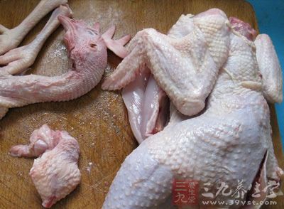 將整只冷鮮的肥西老母雞內外洗淨