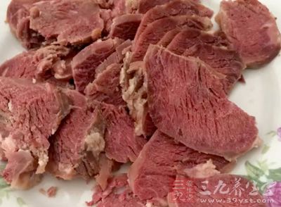 牛肉切薄片用料酒、生抽、豆粉碼味