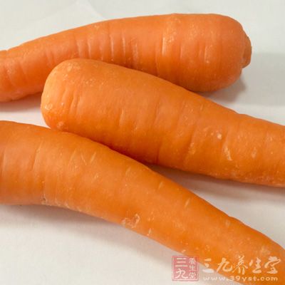 放入胡蘿卜,再加上少許的鹽 放入胡蘿卜,再加上少許的鹽