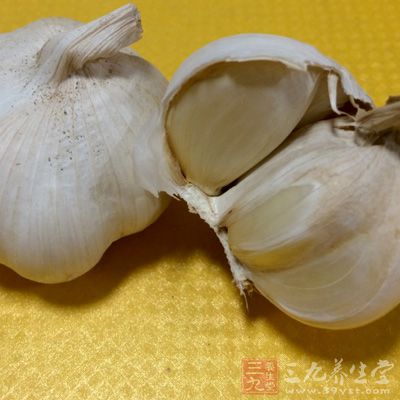 蒜去皮，放入石臼裡繼續搗