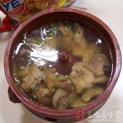 煮沸，加適量鹽，出鍋前撒上香菜末兒即可