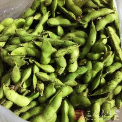 毛豆中含有豐富的食物纖維，可以改善便秘