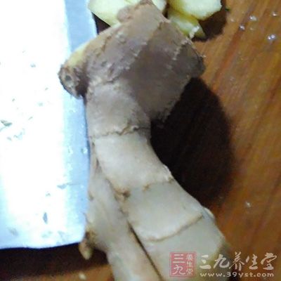 材料:魚頭,芋頭,蔥,姜,蒜,陴縣豆瓣醬一大勺,花椒若干,干辣椒若干,料酒,鹽,雞精,食用油 材料:魚頭,芋頭,蔥,姜,蒜,陴縣豆瓣醬一大勺,花椒若干,干辣椒若干,料酒,鹽,雞精,食用油