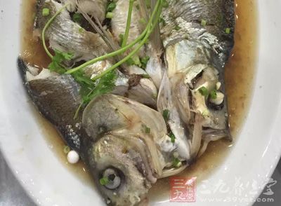材料:鲢魚頭250克,棗(干)80克,川芎12克,白芷12克,姜3克,鹽3克 材料:鲢魚頭250克,棗(干)80克,川芎12克,白芷12克,姜3克,鹽3克