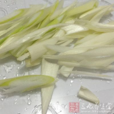 蔥姜拍散，倒入料