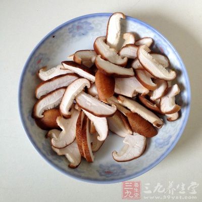 將洗淨的香菇切片