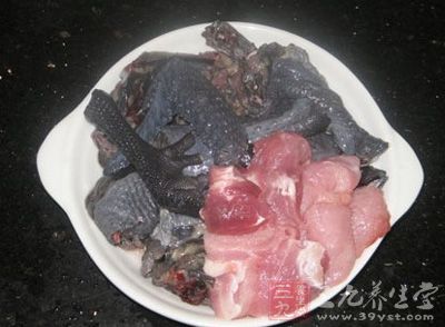 烏骨雞宰殺後去毛及腸雜，洗淨