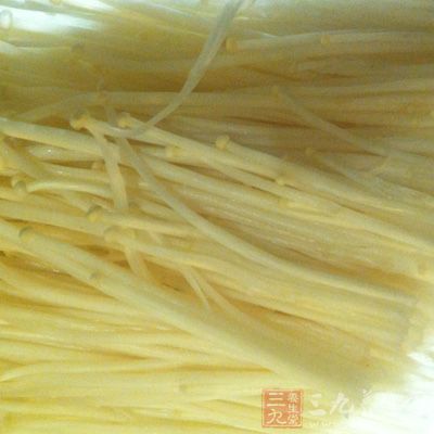 老年人多吃些金針菇可以降低體內的膽固醇含量