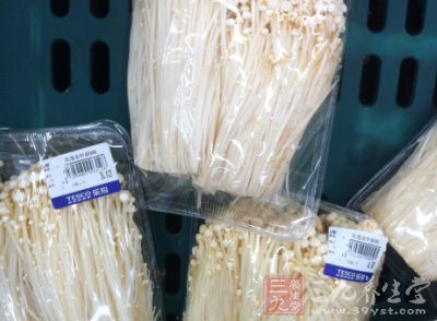 金針菇去根洗淨