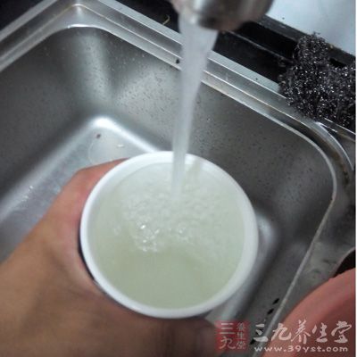鍋中倒入小半鍋清水 鍋中倒入小半鍋清水