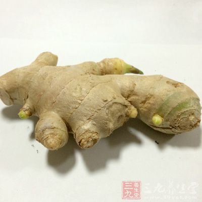 材料：光雞1只，鮮人三3條，冬菇十來個，淮山十來片，姜4片，料酒2大匙，鹽與味精少許