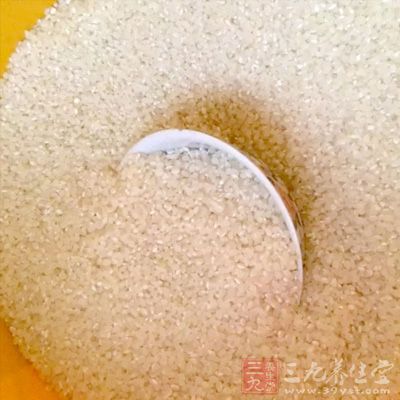 兩小把大米，用清水洗干淨