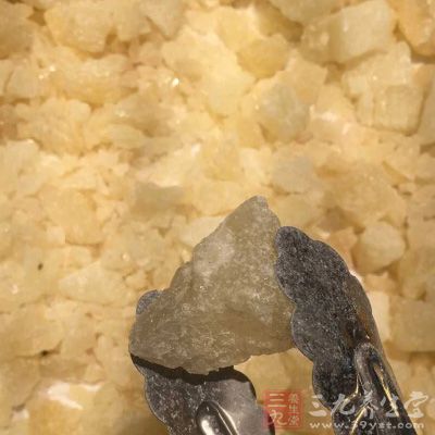 加入冰糖調味，即可盛入碗中上桌食用
