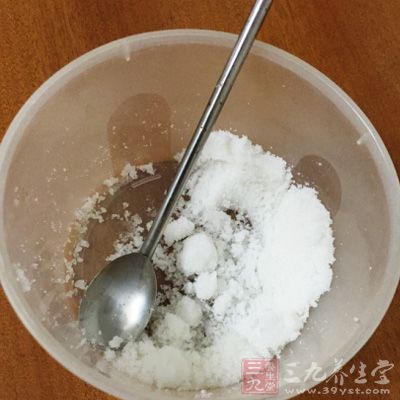 加入研碎的黑芝麻粉，繼續稍煮片刻，加入白砂糖