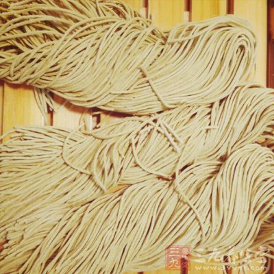 面條撈出，沖涼，用香油攪拌均勻
