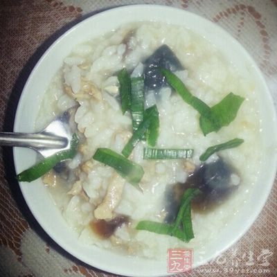 用素食做粥，比如山藥粥、胡蘿卜粥、南瓜粥、小米粥也能達到健胃效果