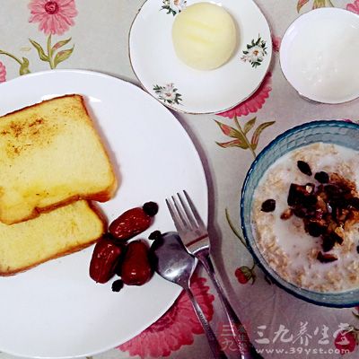 少吃多餐，飯只吃七份飽。早上要吃好，中午要吃飽，晚上要吃少