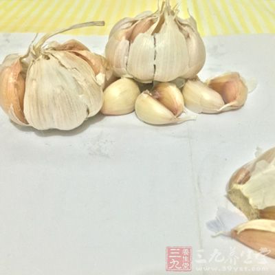 大蒜消毒殺菌可以幫助消除炎症，建議多吃
