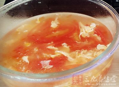 原料：胡蘿卜、西紅柿、雞蛋、蔥、花生油、鹽、味精